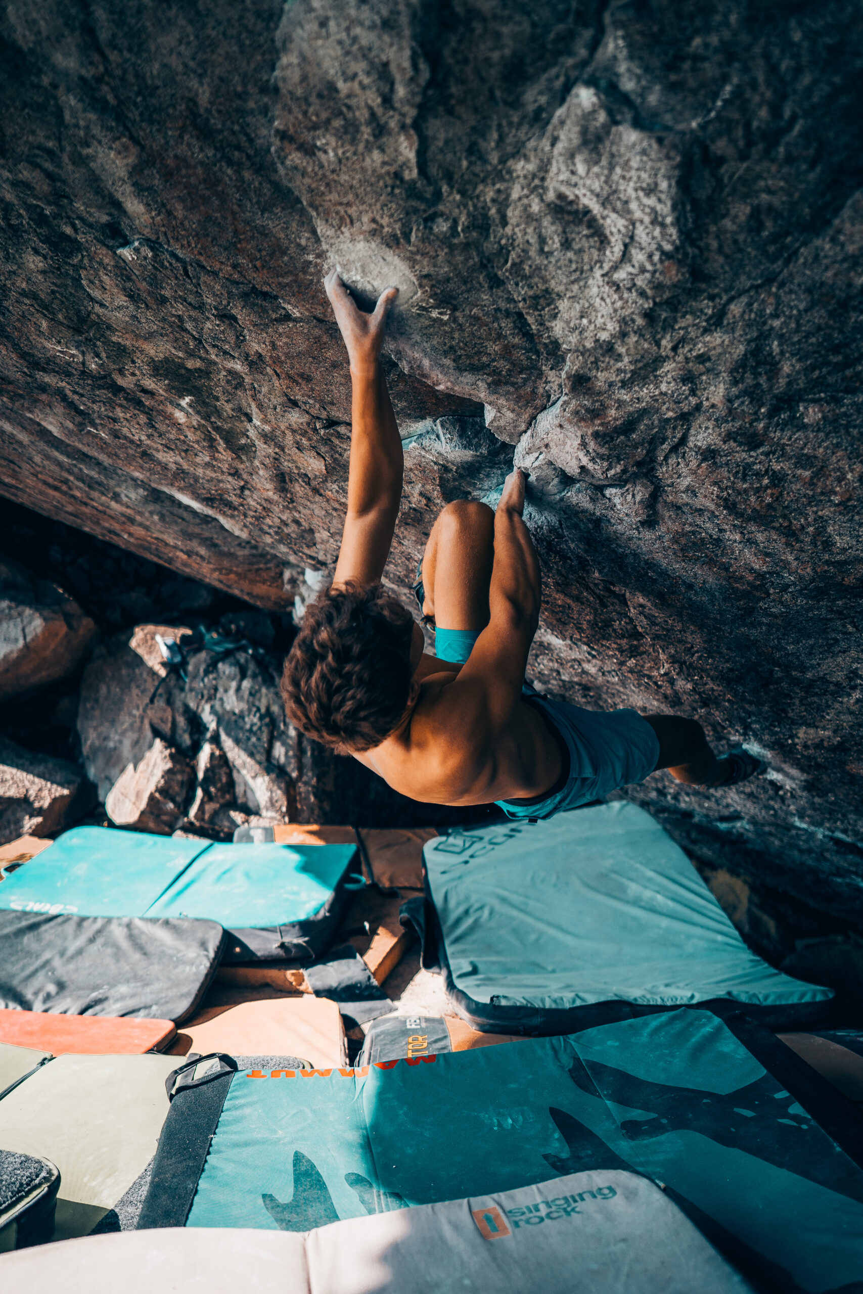 Lezenie bez lana alebo inak nazývané aj ako bouldering vo Vysokých Tatrách nad Popradským plesom.